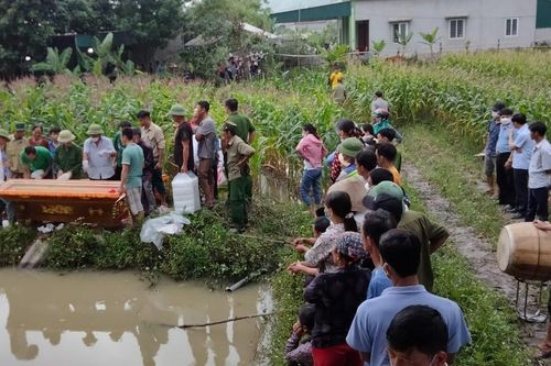 Hai chị em ruột ở Thanh Hóa đuối nước dưới ao trước nhà