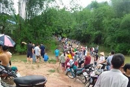 Trượt chân xuống ngầm suối, cháu bé 5 tuổi bị nước cuốn trôi