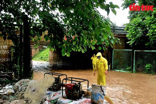 Gấp rút thoát nước, phân luồng giao thông trên đường gom Đại lộ Thăng Long tránh ùn tắc