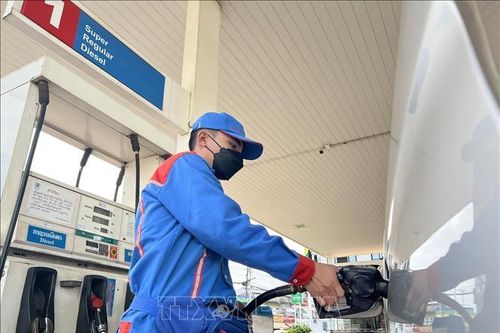 Lào kêu gọi người dân hạn chế đi lại để tiết kiệm nhiên liệu