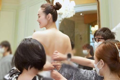 Khả Ngân hộ tống Minh Hằng đi thử váy cưới, visual cô dâu tương lai thế nào mà khiến dân tình tò mò