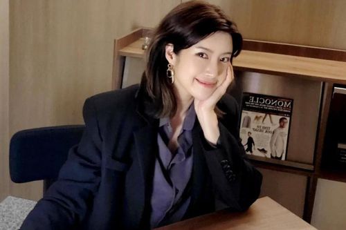Bất ngờ trước dung nhan của nữ ca sĩ bị ném gạch vào mặt trên sân khấu