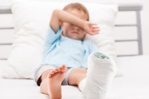 Điều trị cho bé 4 tuổi bị bệnh xương thủy tinh, khi lên 2 tuổi chỉ nặng 6-7kg