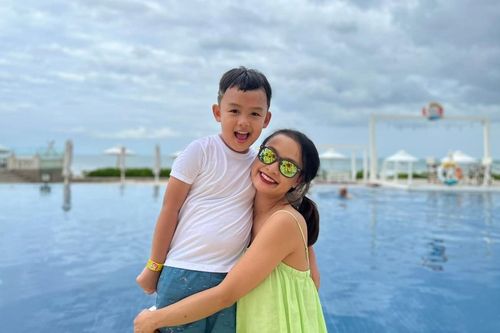 Con trai Lê Bê La nay đã lớn phổng phao, ngại ngùng khi chụp ảnh cùng mẹ