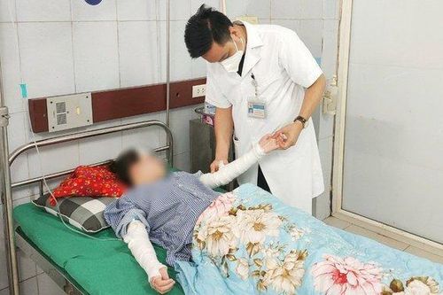 Bóng bay phát nổ, nữ sinh 15 tuổi bị bỏng vùng mặt và tay