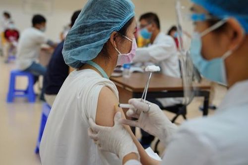 Tiêm mũi 4 vaccine Covid-19 cho lực lượng tuyến đầu