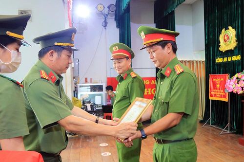 Công an An Giang hướng về nhân dân
