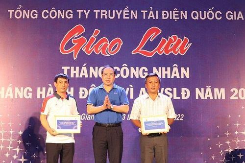 Khen thưởng nóng tập thể và cá nhân thuộc EVNNPT hoàn thành vượt mức giai đoạn 1 kế hoạch 10.000 sáng kiến