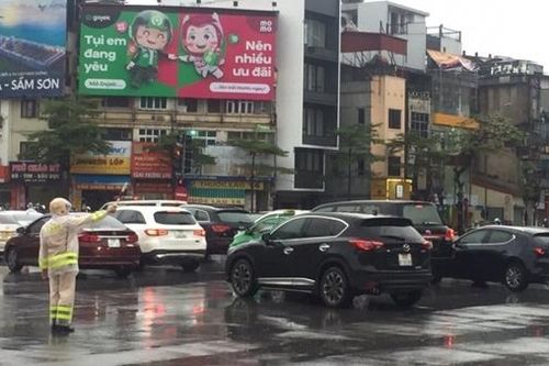 Phố biến thành 'sông', CSGT đường bộ Hà Nội thành... CSGT đường thủy!