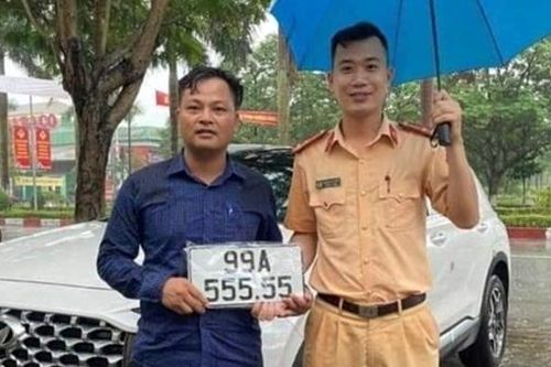Đăng ký xe ô tô tặng vợ, người đàn ông bấm được biển 'ngũ 5'