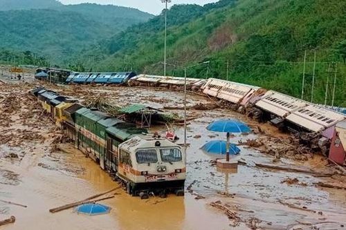 Bangladesh chìm trong biển nước, Ấn Độ điêu đứng vì lũ lụt