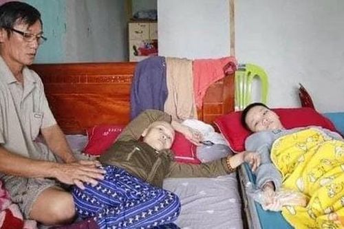 Mẹ ung thư, con nằm liệt giường xin được cứu giúp!