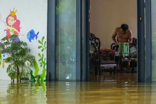Nhiều người dân thức trắng đêm vì nước tràn vào nhà