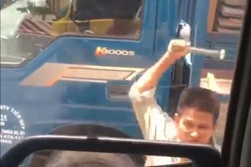 Nhóm người đập kính xe tải, đe dọa tài xế