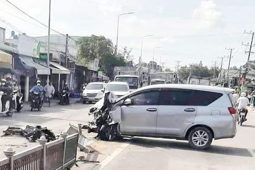 Tài xế lái ôtô chở thuốc lá lậu bỏ trốn sau tai nạn