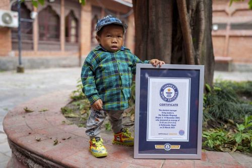 Nam thiếu niên thấp nhất thế giới