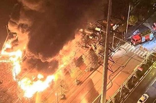 Cháy lớn tại bãi tập kết gỗ, vật liệu ven đường Tố Hữu