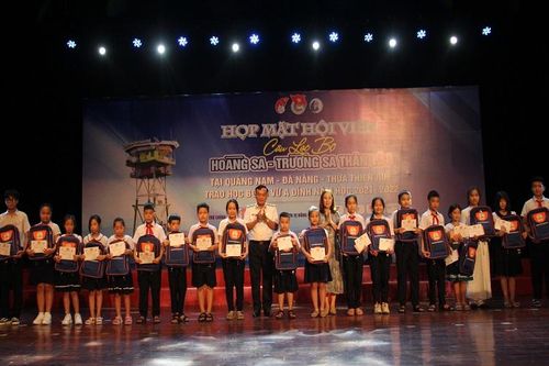 Trao 220 suất học bổng Vừ A Dính cho học sinh, sinh viên khu vực miền trung