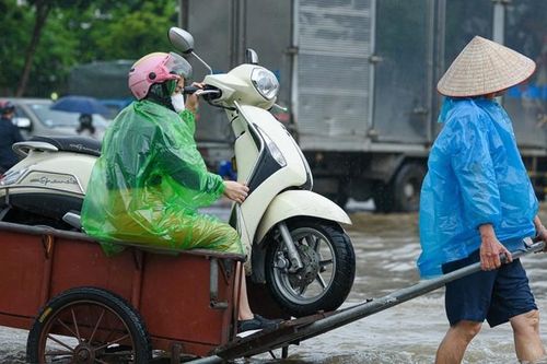 Những dịch vụ 'hốt bạc' khi Hà Nội ngập sau mưa lớn