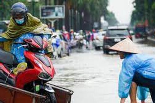 Những dịch vụ 'hốt bạc' khi Hà Nội ngập sau mưa lớn