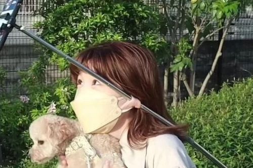 Người phụ nữ dùng dái tai để 'cầm' ô hoặc gậy tự sướng