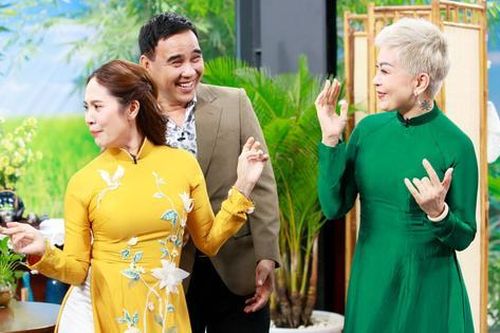 MC Quyền Linh khen hết lời mẹ chồng U60 'xì tin'