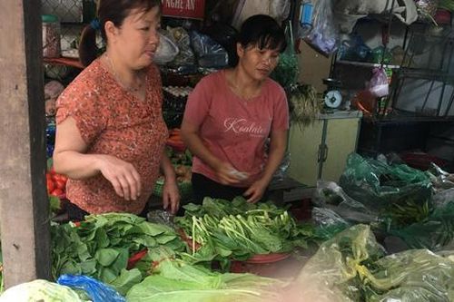 Hàng hóa thiết yếu 'ồ ạt' leo theo giá xăng, chuyên gia lo ngại lạm phát