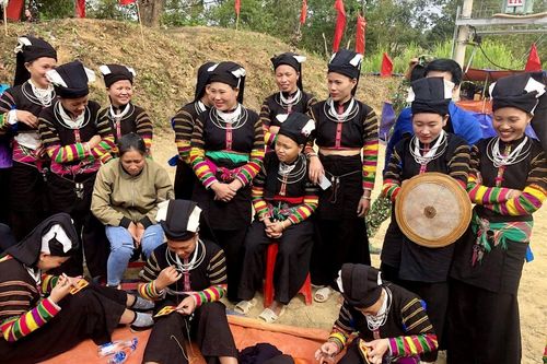 Nâng cao năng lực bảo tồn, phát huy trang phục truyền thống của dân tộc Lô Lô