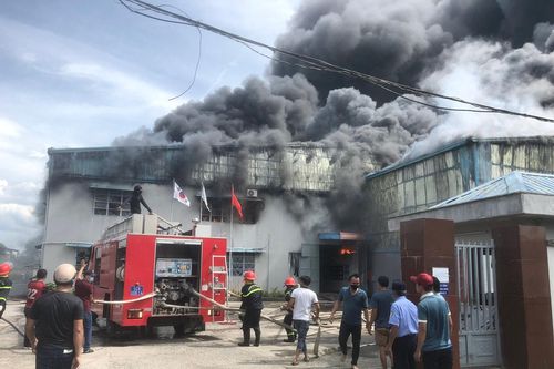 Công ty may bốc cháy ngùn ngụt lúc giữa trưa