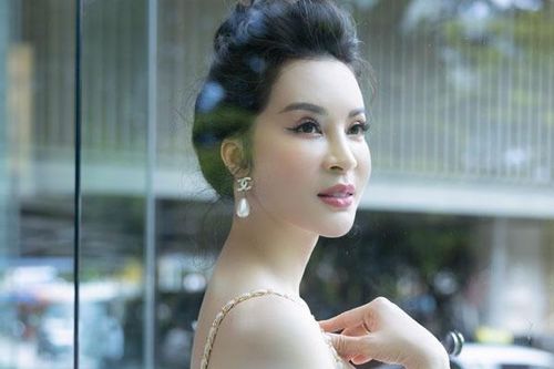 MC Thanh Mai gợi cảm ở tuổi 49
