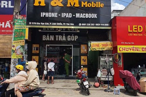 Hai thanh niên đi ô tô đột nhập cửa hàng, trộm hàng loạt điện thoại đắt tiền