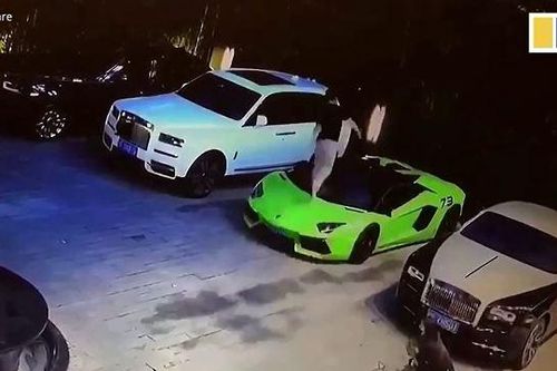 Nam thanh niên say xỉn liên tục đập phá 4 siêu xe