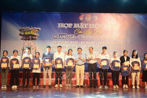 Trao học bổng Vừ A Dính cho hơn 200 học sinh, sinh viên có hoàn cảnh khó khăn