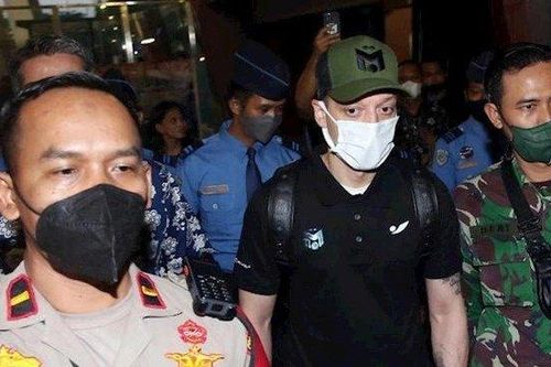 Ozil tạo nên 'cơn sốt' khi đến Indonesia
