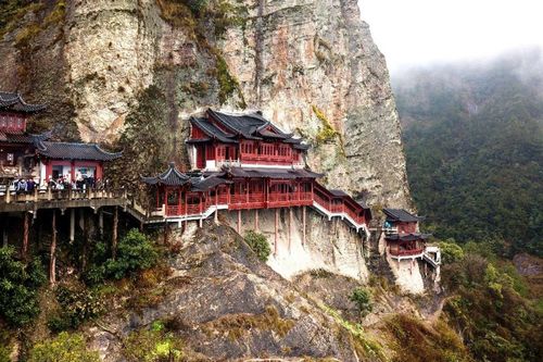 Ấn tượng với ngôi chùa cheo leo trên vách đá hơn 700 năm tuổi ở Trung Quốc