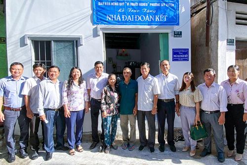 Trao nhà Đại đoàn kết hộ cận nghèo ở phường Mỹ Xuyên