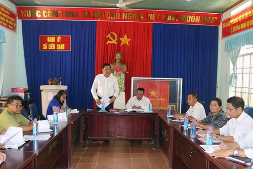 Ông Lê Hữu Thọ - Trưởng ban Tuyên giáo Tỉnh ủy làm việc với xã Liên Sang