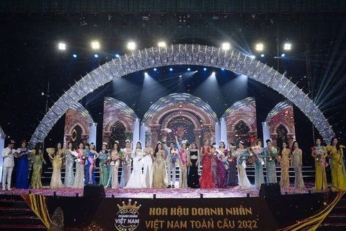 NTK dạ hội Tommy Nguyễn trao giải Người đẹp dạ hội cho doanh nhân Lý Thị Ngân