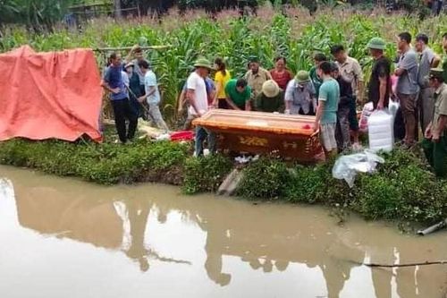 Bố mẹ đi làm, 2 chị em ruột đuối nước trước ao nhà