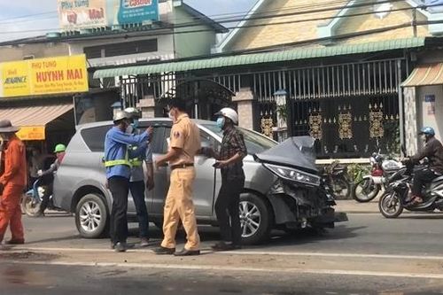 Xe 7 chỗ chở thuốc lá lậu bể bánh gây tai nạn liên hoàn