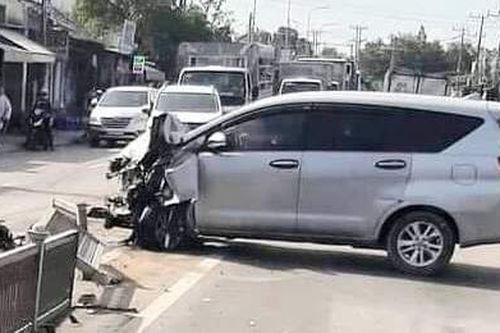 Ô tô 7 chỗ gắn biển số giả, chở thuốc lá lậu, vượt ẩu bị tai nạn nát đầu