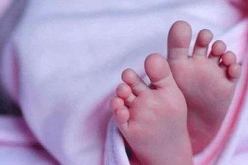 Nghe thấy tiếng khóc trong ngôi mộ của đứa con chết yểu, bố mẹ sốc nặng khi phát hiện con còn sống