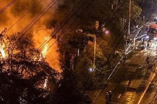Cháy lớn bãi tập kết gỗ trên đường Tố Hữu lúc rạng sáng