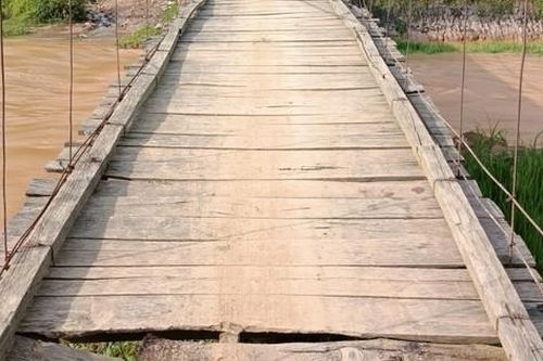 Cháu bé 8 tuổi trượt chân khi đi cầu treo dẫn đến tử vong