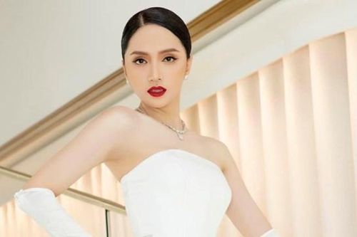 Hương Giang gây chú ý trong lần đầu xuất hiện trên thảm đỏ Cannes 2022