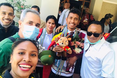 VĐV Timor Leste đem theo cờ Việt Nam khi về nước