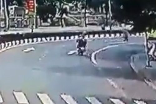 Nam thanh niên phóng xe máy hất văng CSGT