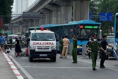 Xe điện chở 3 trẻ em va chạm với ôtô, một người chết