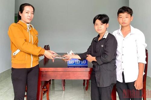 2 học sinh trả lại ví bị đánh rơi có nhiều tiền, giấy tờ quan trọng