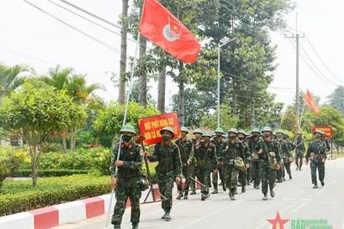Bám sát bộ đội, khích lệ kịp thời